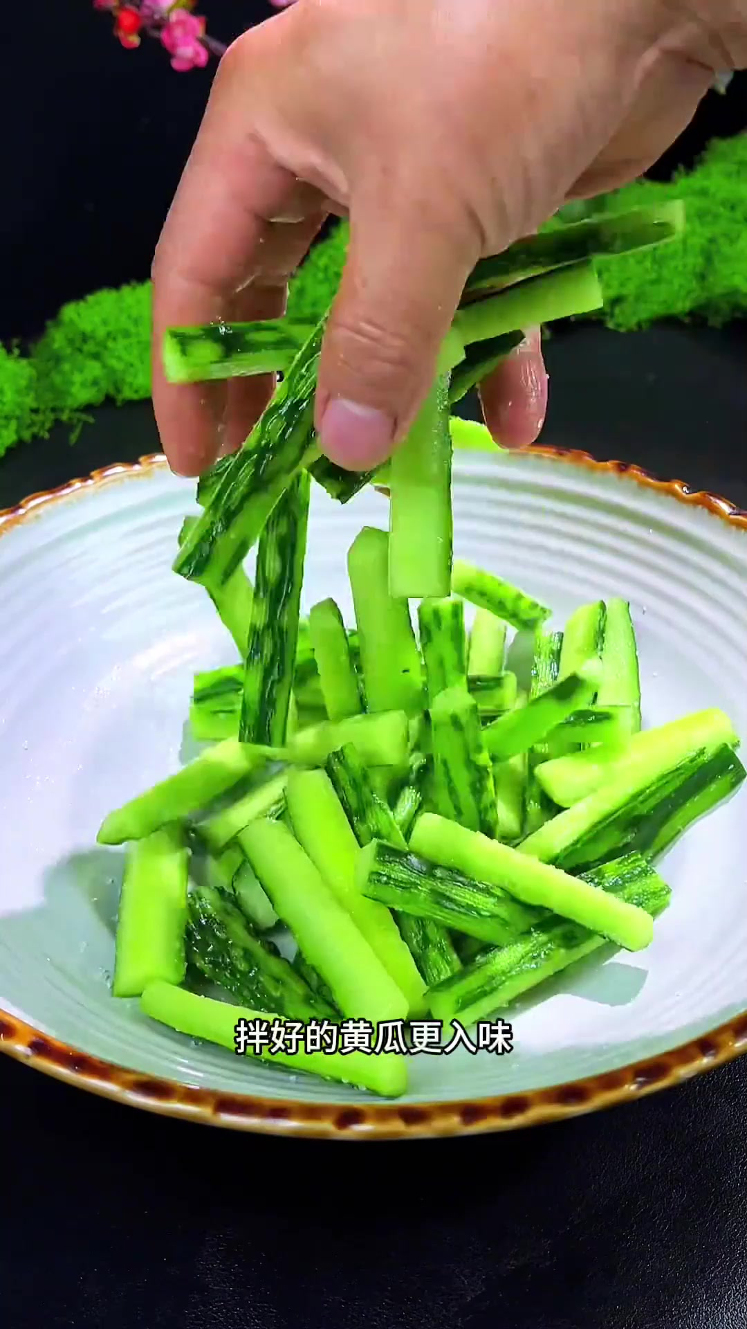 一万八千八的婚宴上第一道凉菜是炝拌黄瓜,比燕翅鲍鱼还抢手4