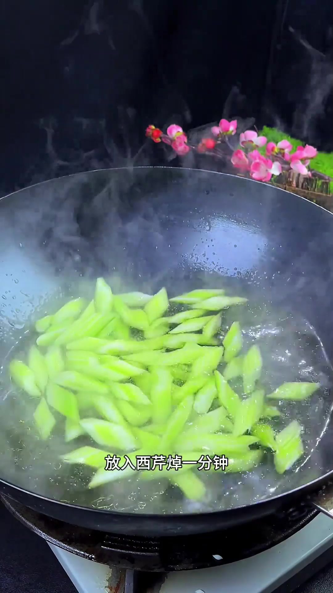 粤菜中的经典小炒(西芹百合)看似简单,其实操作的每一步都有门