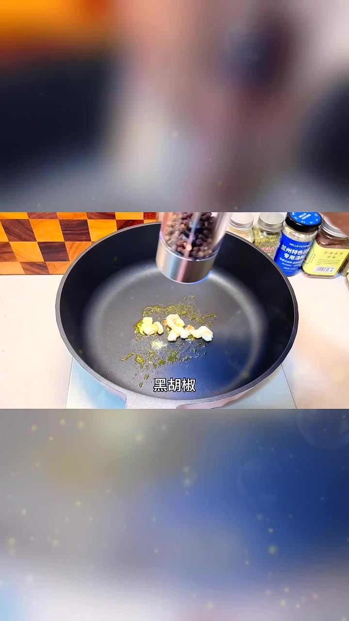 孩子上学时间紧早餐就做这个吐司虾仁滑蛋一锅出热乎乎香喷喷