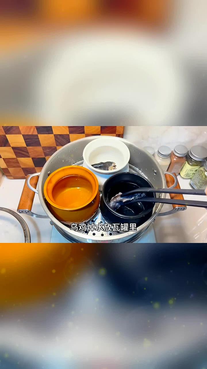 秋冬季要多喝汤汤水水全家都爱喝瓦罐乌鸡汤汤鲜味美还营养！