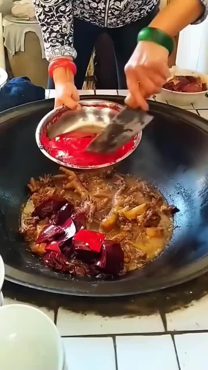 制作农村大锅炖鸡