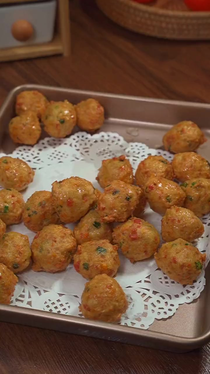 每到过年我家就要做这个炸豆腐丸子，外酥里嫩 太好吃了