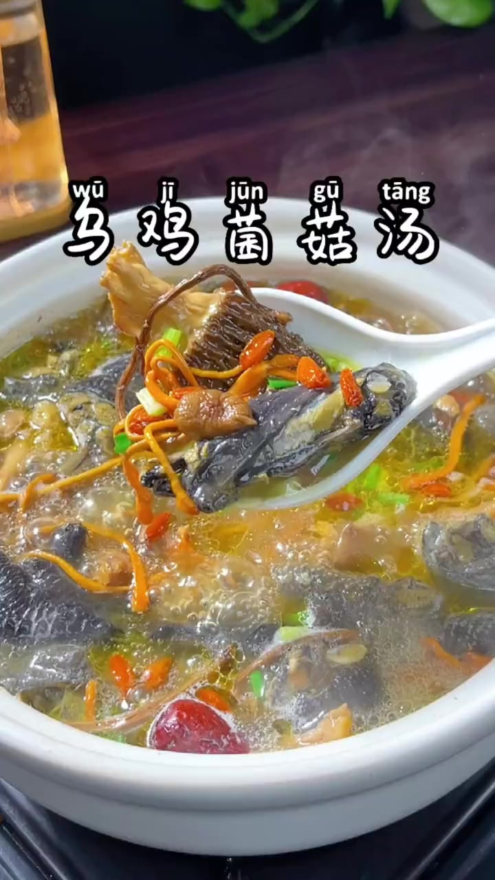 天气转凉了，每个月记得给老婆多煲几次乌鸡汤，汤鲜味美，暖心又