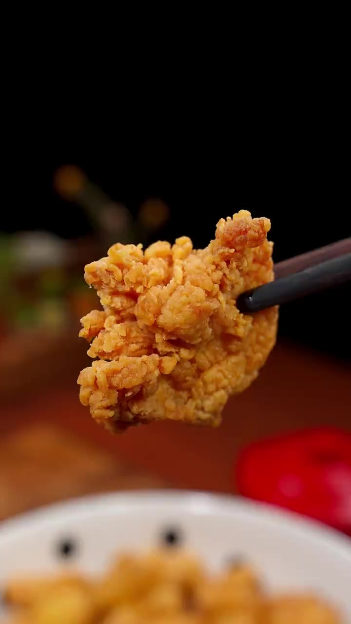 没想到用鸡胸肉自己在家就能做出,小吃摊人人想买的炸鸡米花。酥