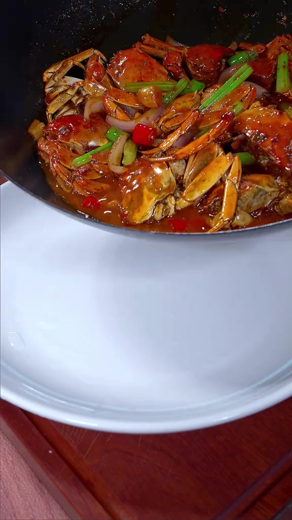 哪个好男人不给老婆做一锅这样的香辣蟹,香辣过瘾,一口一个停不