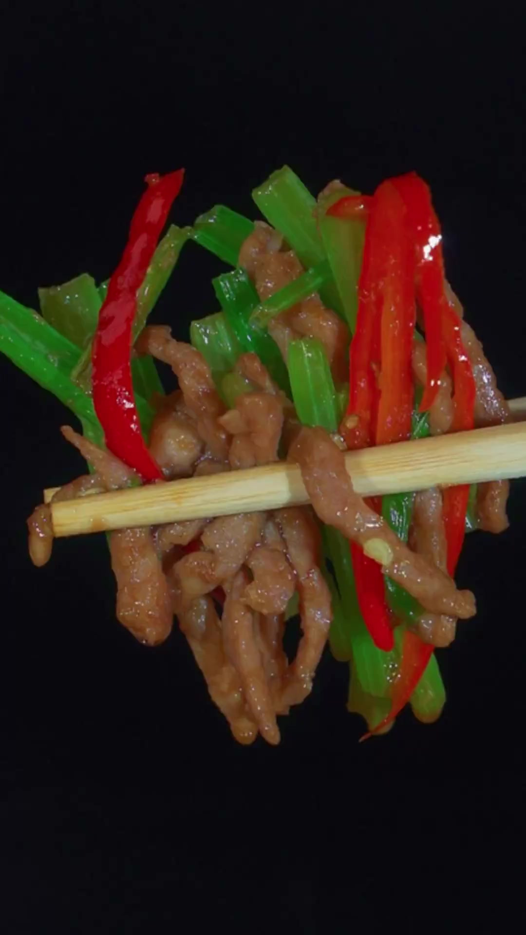 芹菜肉丝这样做,肉丝鲜嫩,芹菜翠绿,还特别下饭