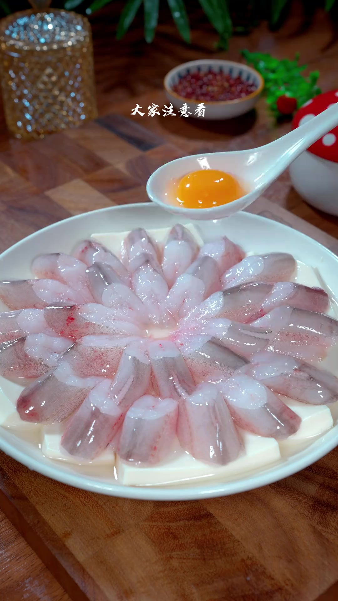 酱椒蒸水潺是我们温州各个大排档里非常热门的一道特色菜，酱香浓