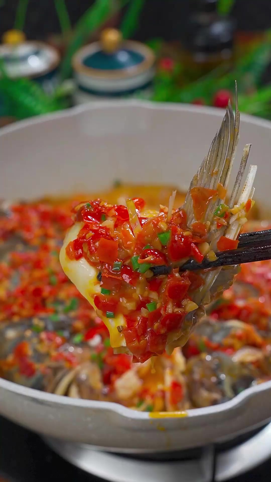 这样做的剁椒鱼头，肉嫩味美，汤汁还可以拌饭拌面！