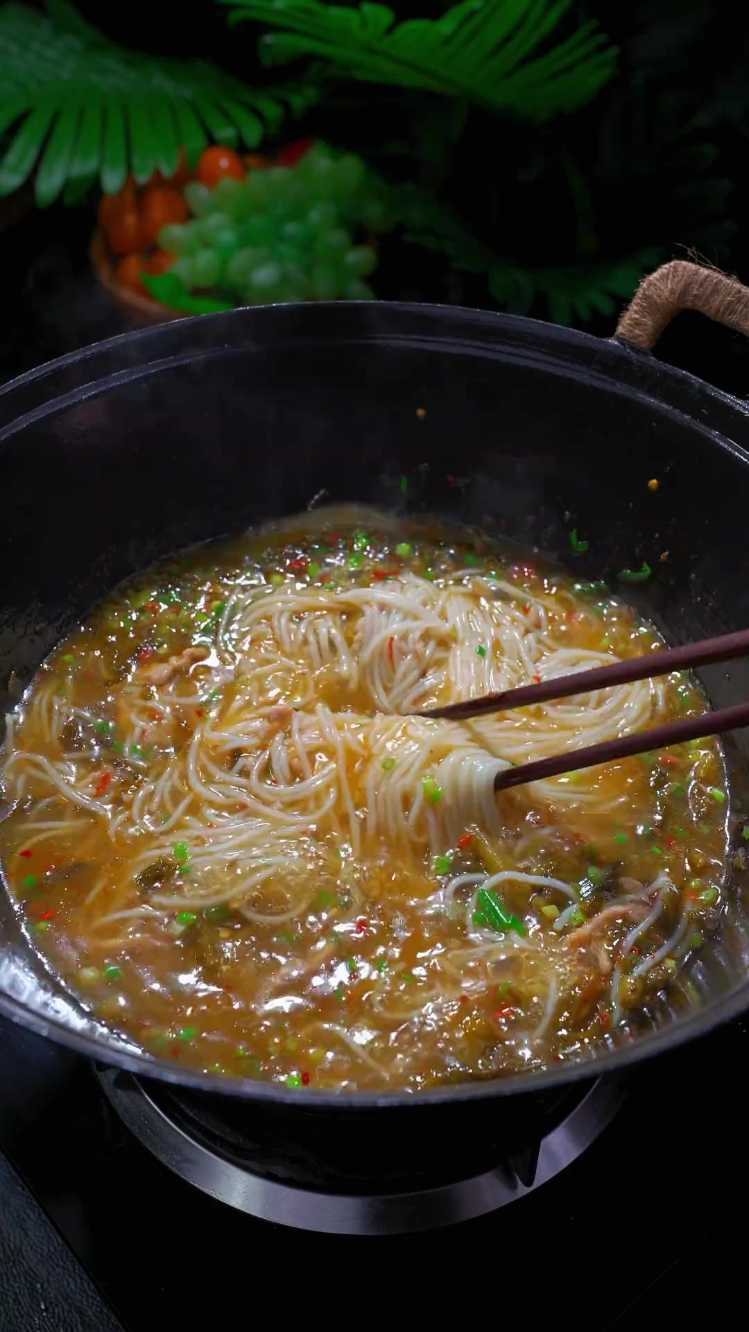 这个酸菜肉丝粉，好吃的根本停不下来
