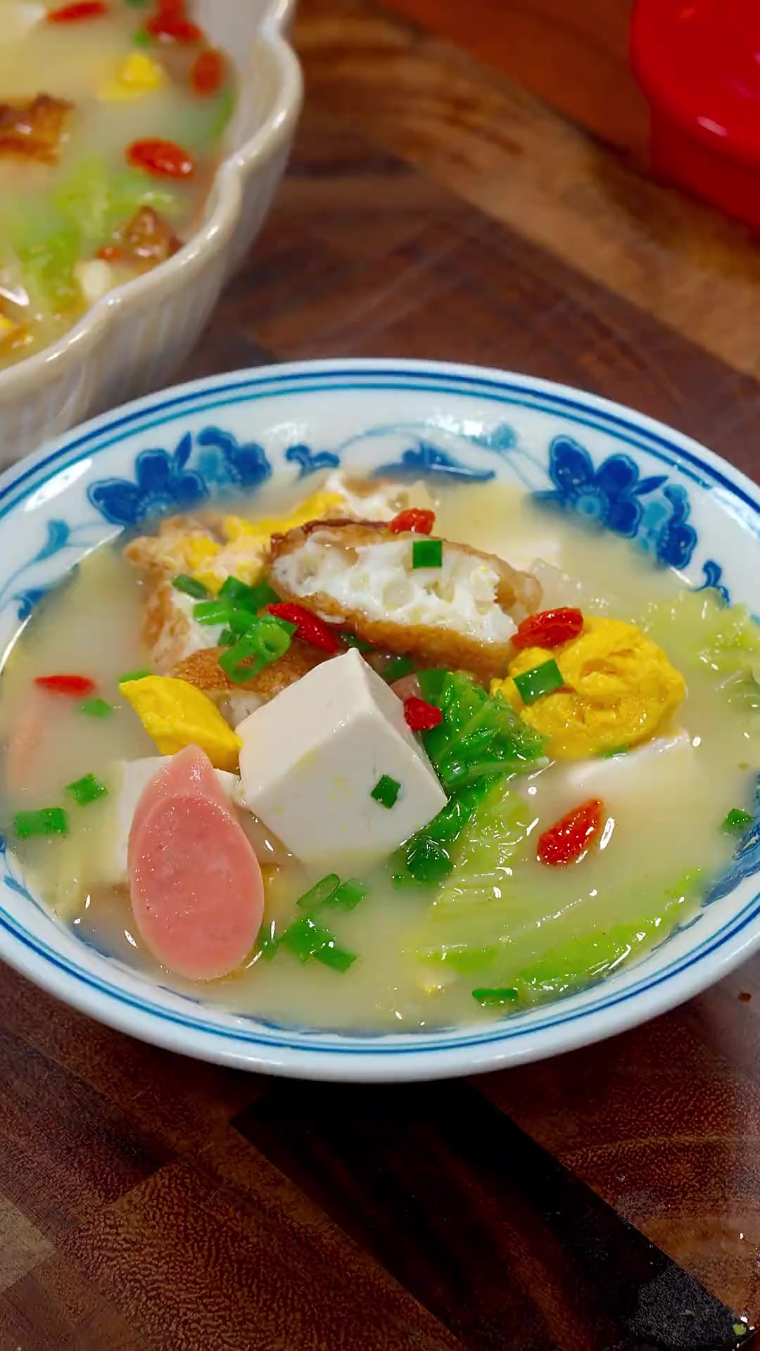 俗话说“白菜豆腐保平安”，新年了给家人做一锅汤鲜味美的。白菜