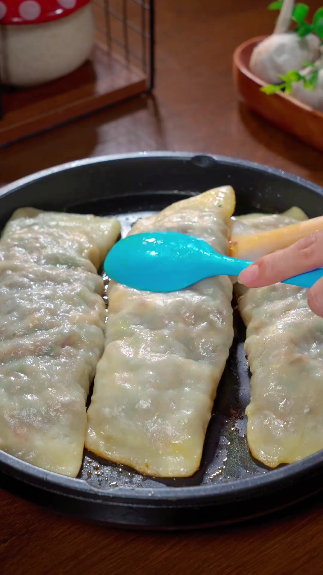 大家可以试一下这个煎的蔬菜卷。皮薄大馅,非常好吃,既能当主食