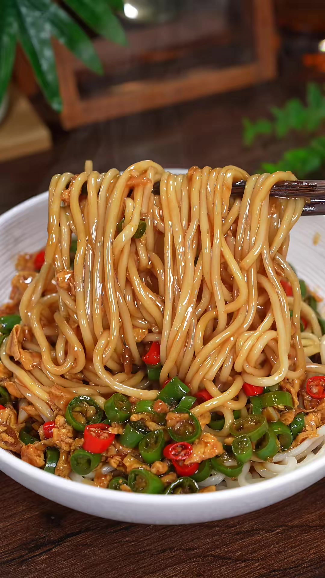 以后要是想吃青椒鸡蛋打卤面，你就像我这样在家做，每根面条都裹