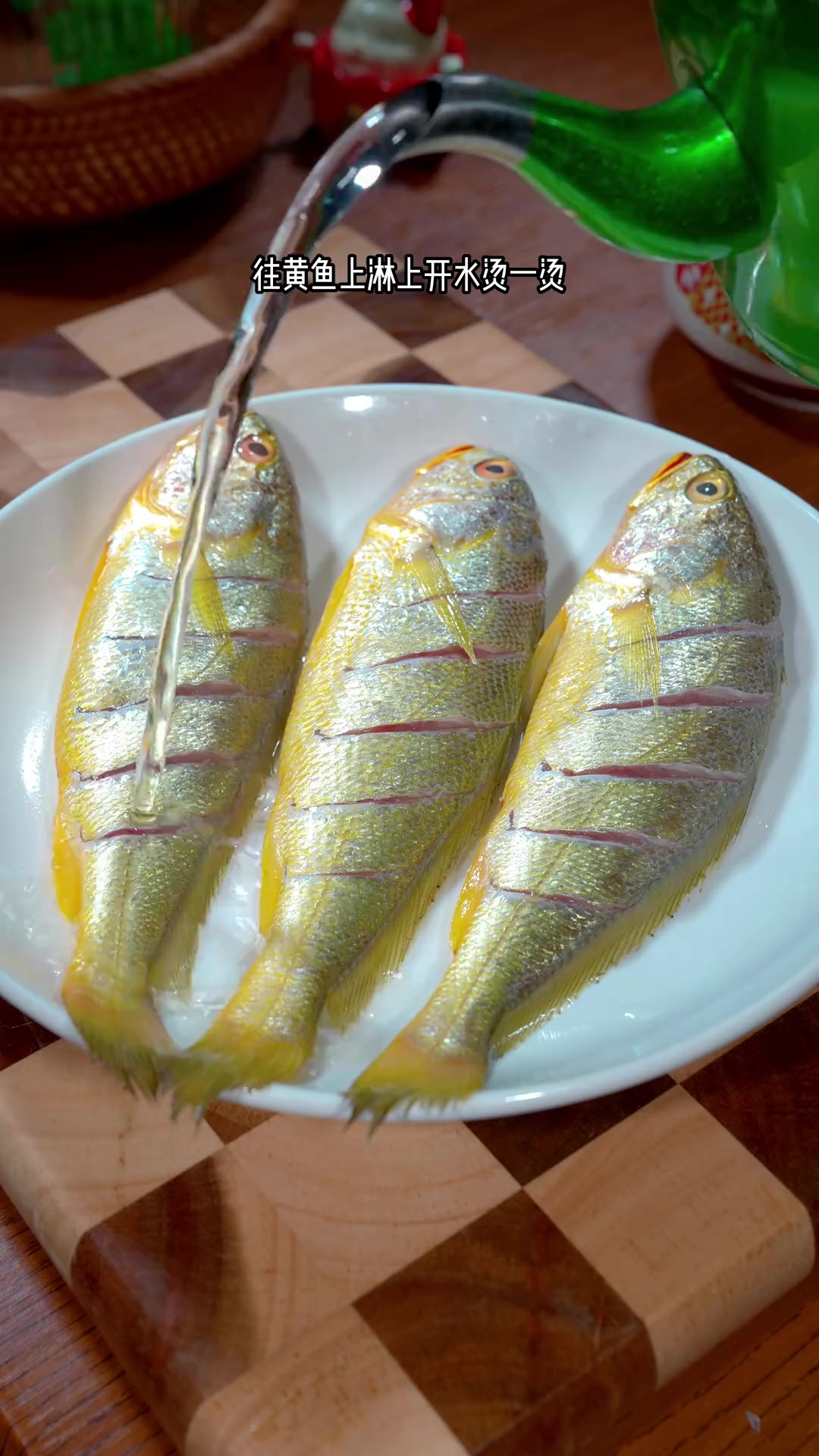 酱椒小黄鱼酱香浓郁好吃又下饭 在我们温州，酱椒黄鱼是一道非常