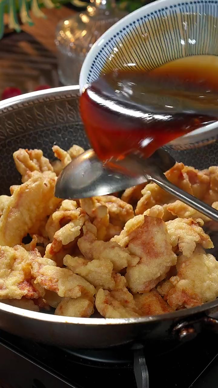 这是一款经典东北家常菜，锅包肉，相比餐厅做法，这款更适合家庭
