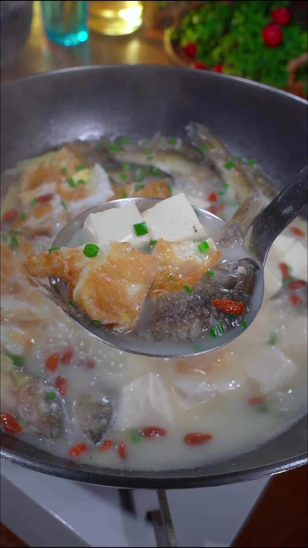 为什么饭店的鲫鱼汤那么好喝,教你一招汤白如牛奶还没腥味