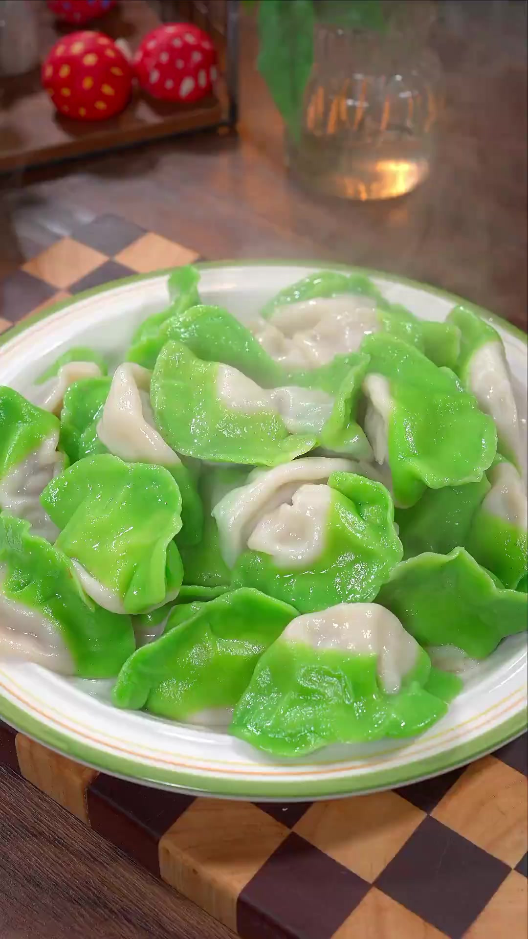 今天用菠菜做一个百财饺子，财源滚滚来，好看又好吃，营养美味