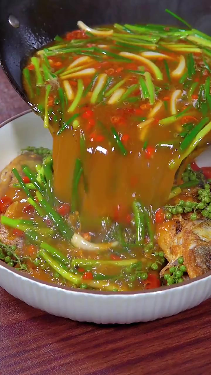 以后鲫鱼买回来别总是煮汤了,你就像我这样做一个椒麻鲫鱼,汤汁