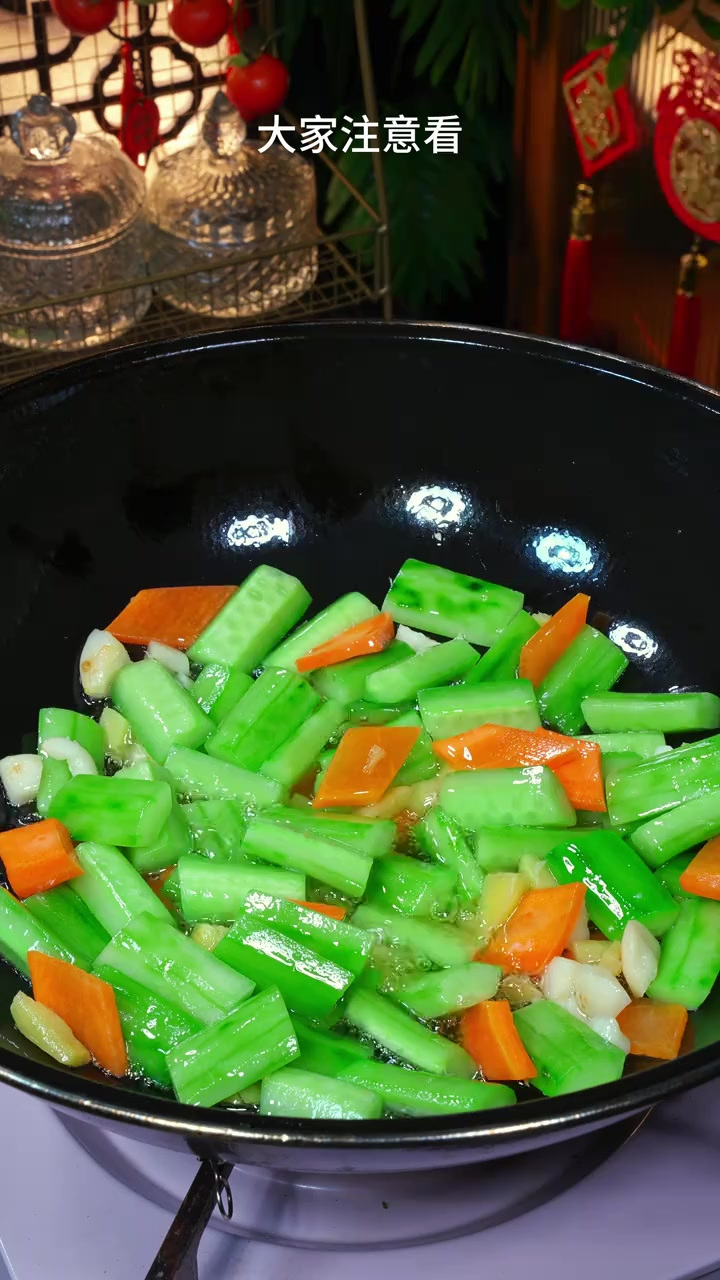今天这道青瓜炒虾仁，是我三个女儿很喜欢的一道菜，清脆爽口，虾