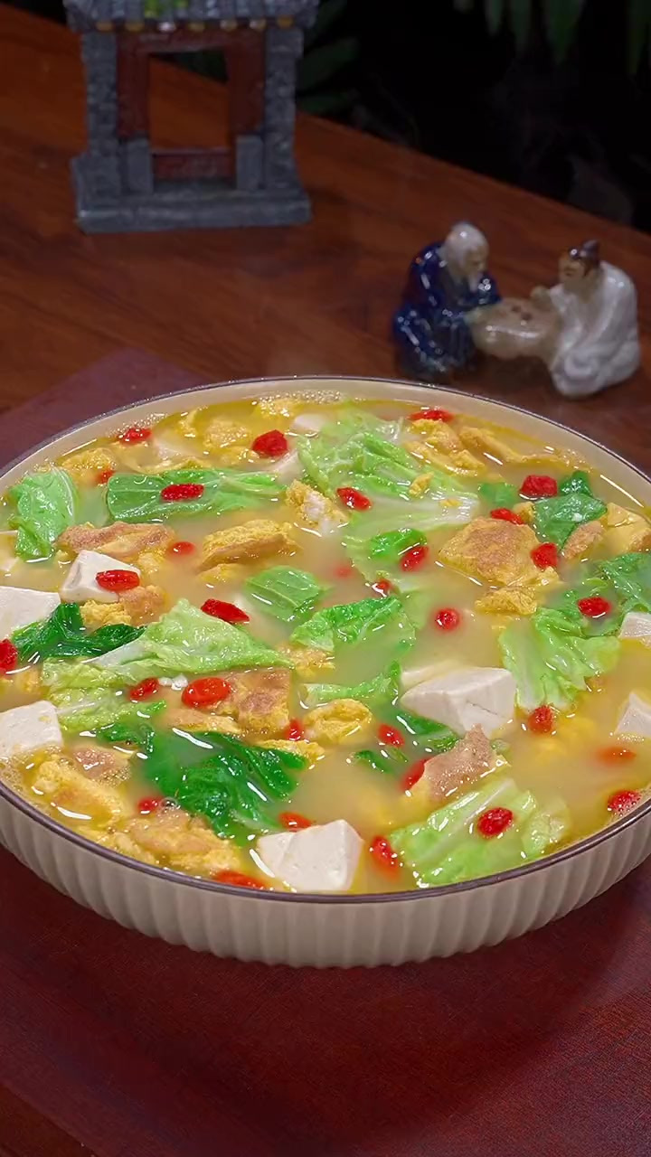 白菜炖豆腐很多人都会做，可是能做好的没几个人，今天就把我厨师