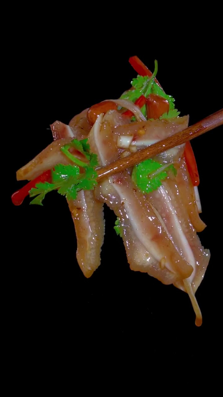 马上就要过年了，餐桌上一定给家人做一道凉拌耳丝，特别好吃下饭