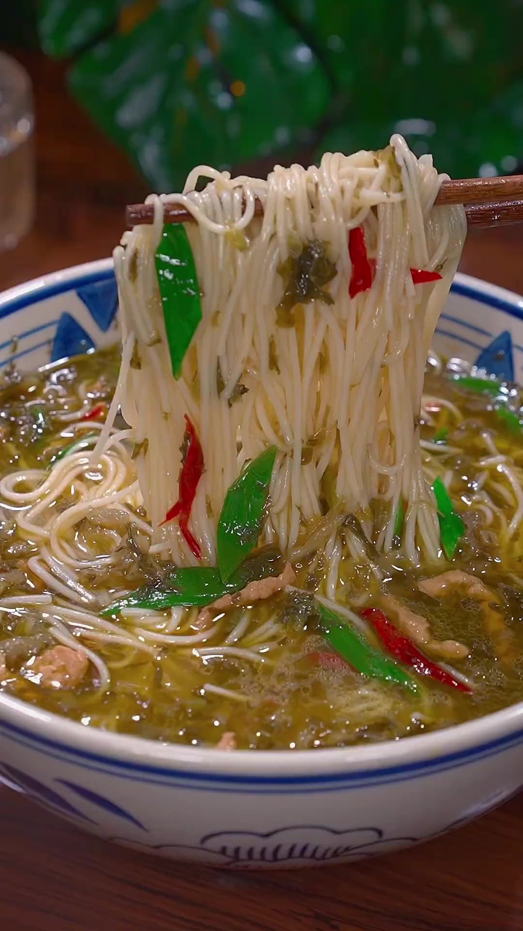 天冷了，不想放外面吃早餐，你可以像我这样在家做一碗雪菜肉丝面