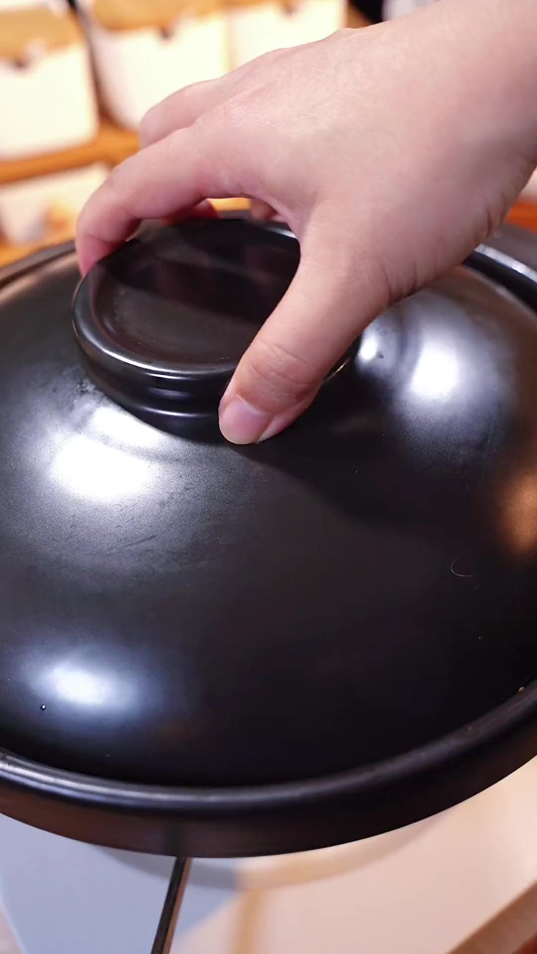 想吃红烧鲍鱼排骨煲，在家就能轻松搞定，简单又好吃的人间美味