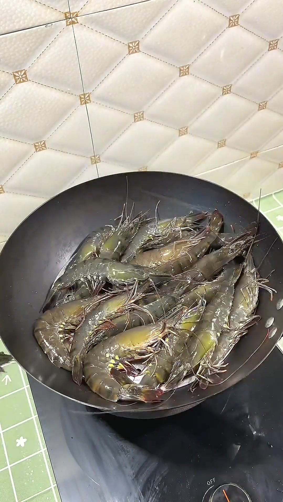 18一斤的大虾买回来别老是白灼了，试试这道清蒸大虾，原汁原味