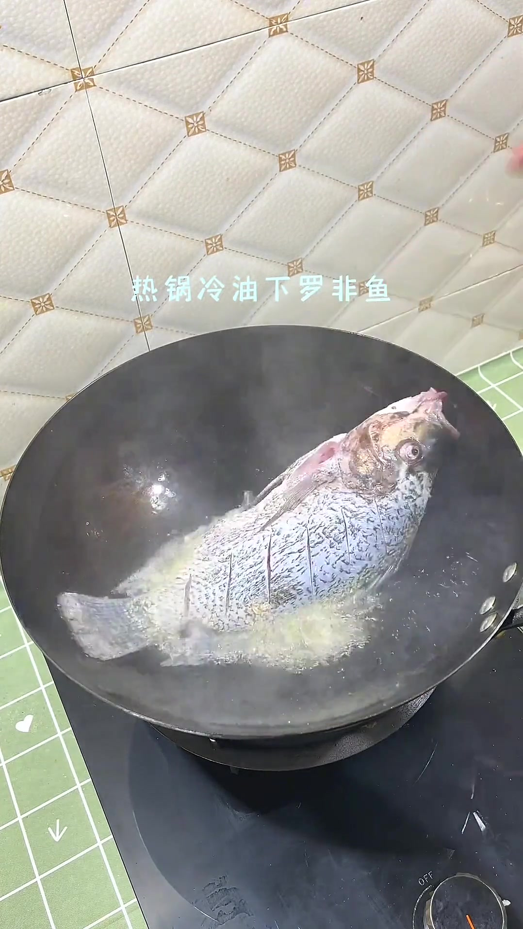 要说下饭菜，还得看这道酸辣开胃的老友罗非鱼