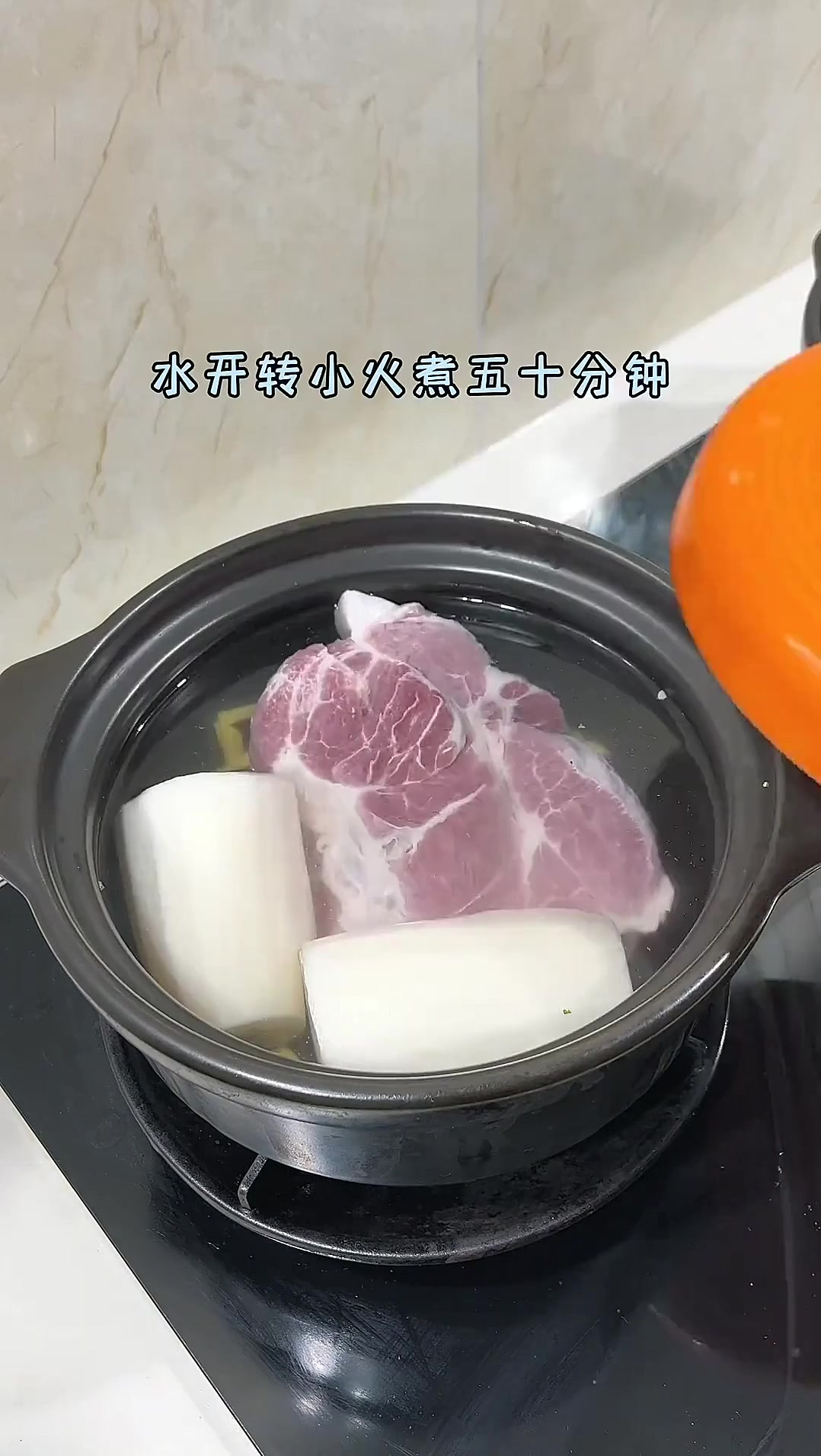 猪肉买回来别只会炒着吃了，试试这道白切肉，肉质鲜嫩，萝卜汤清