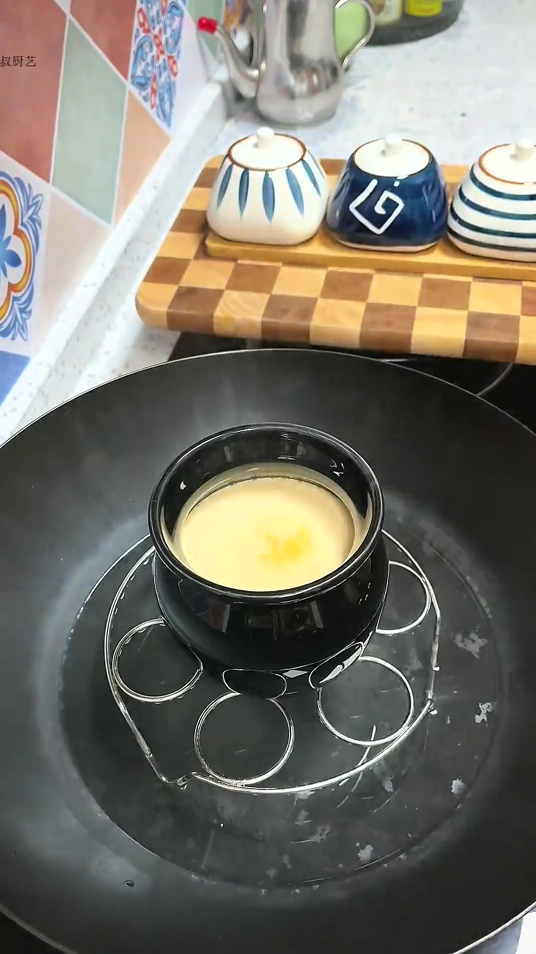 孩子不爱喝奶，你就做个牛奶炖蛋，香甜嫩滑，一口一碗