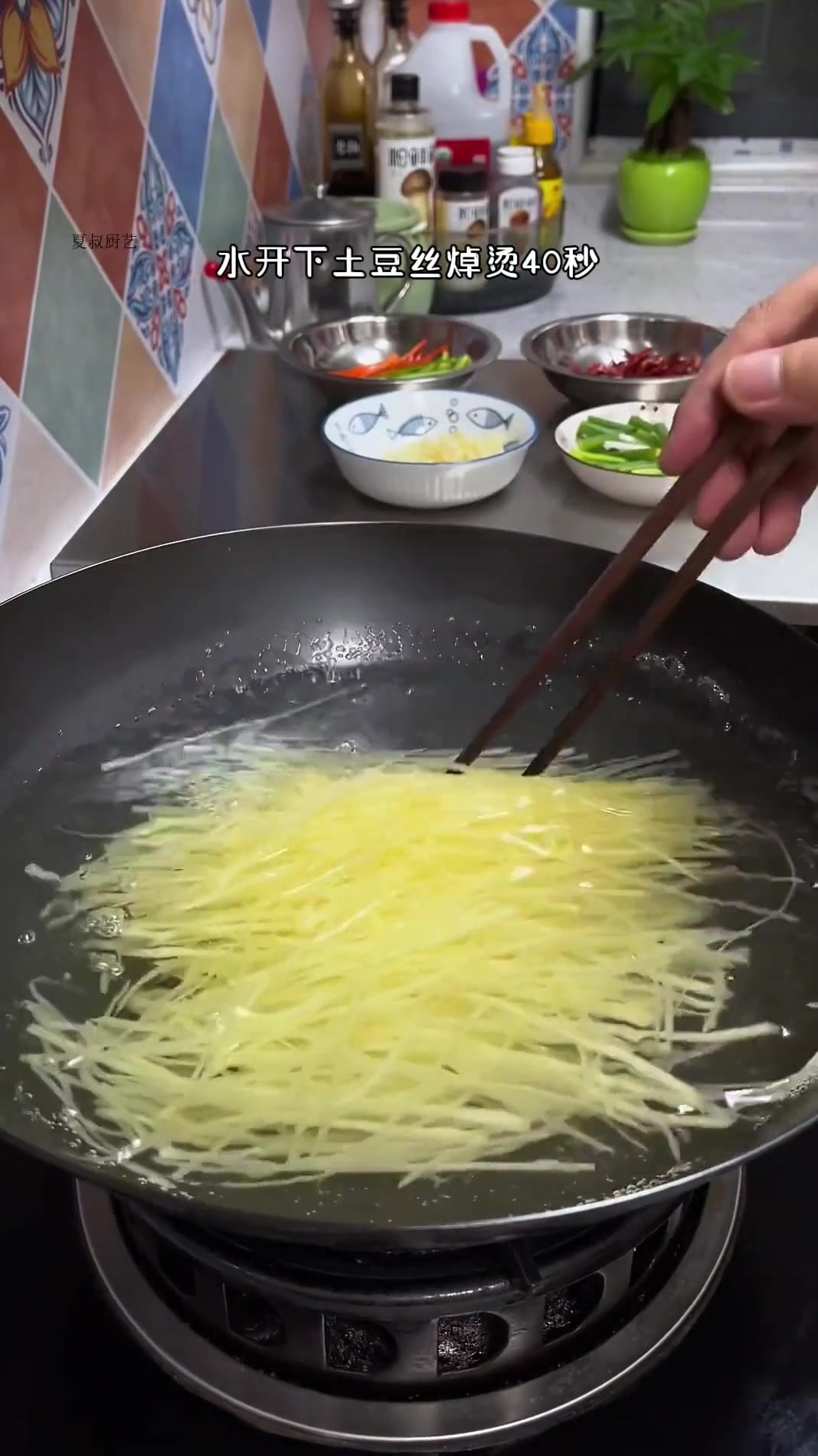 美食日常分享土豆丝的高端做法，酸辣脆爽，嘎嘎好吃