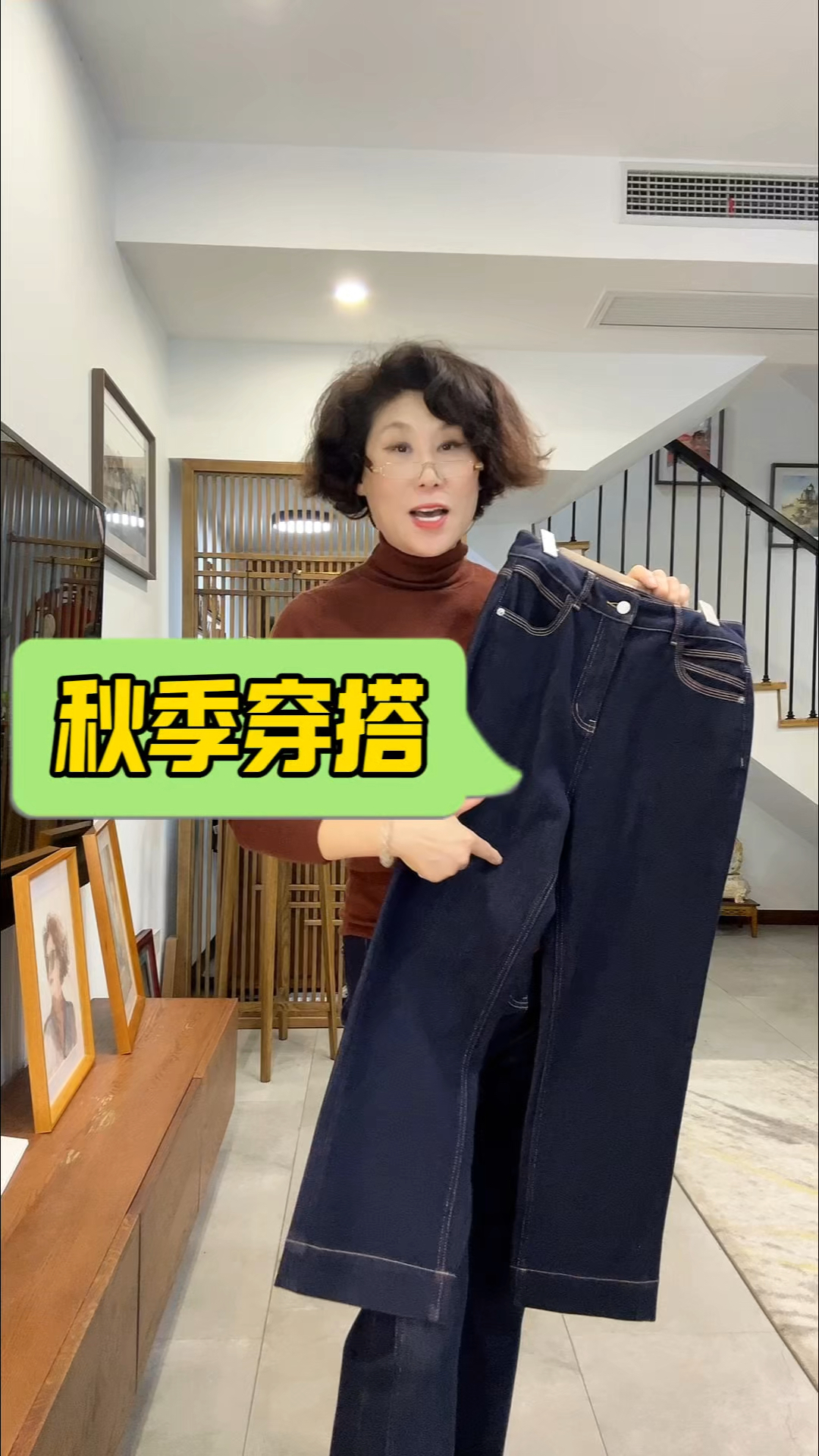 九分牛仔搭配酒红色打底衫太好看了,再搭上墨绿色蝙蝠外套优雅时尚又精干