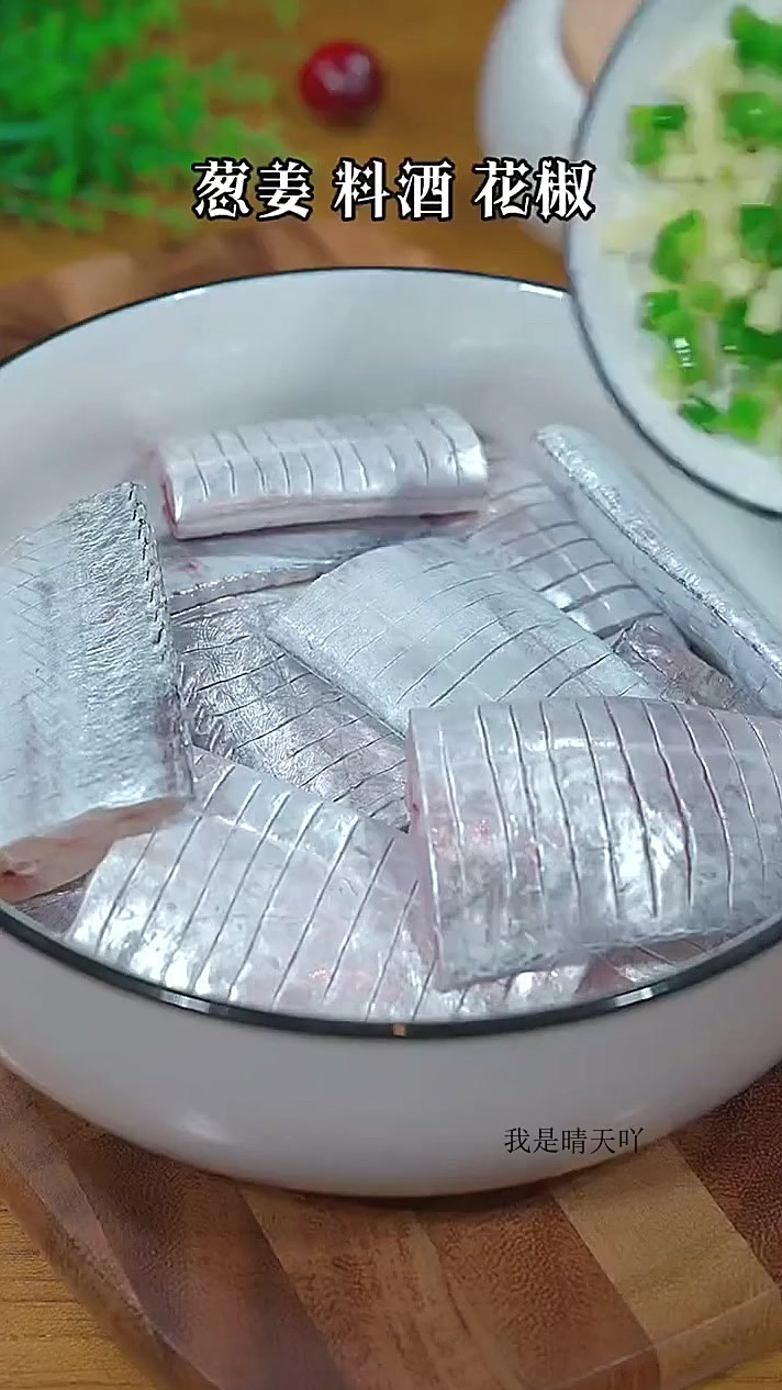很多人喜欢吃炸带鱼,但却不知道怎么做才好吃。试试这样,又酥又