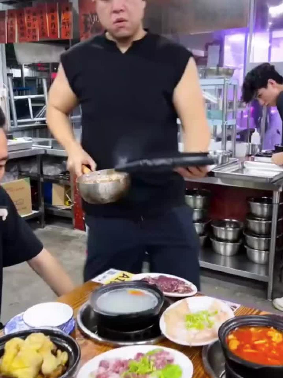 算了，跟你们外省人说不清铁板菜有多好吃