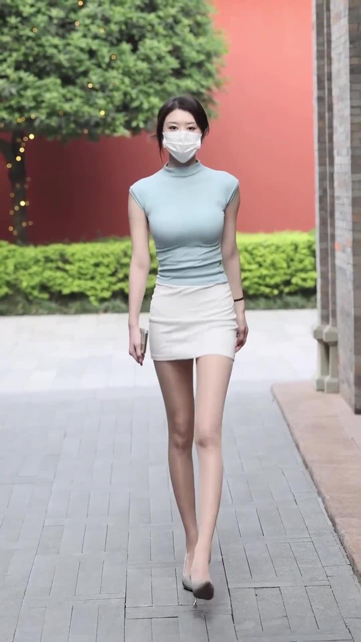 高冷的小少妇向我走来，肉色丝袜大长腿很养眼，最后一把搂入怀中+长相清纯的女孩，身