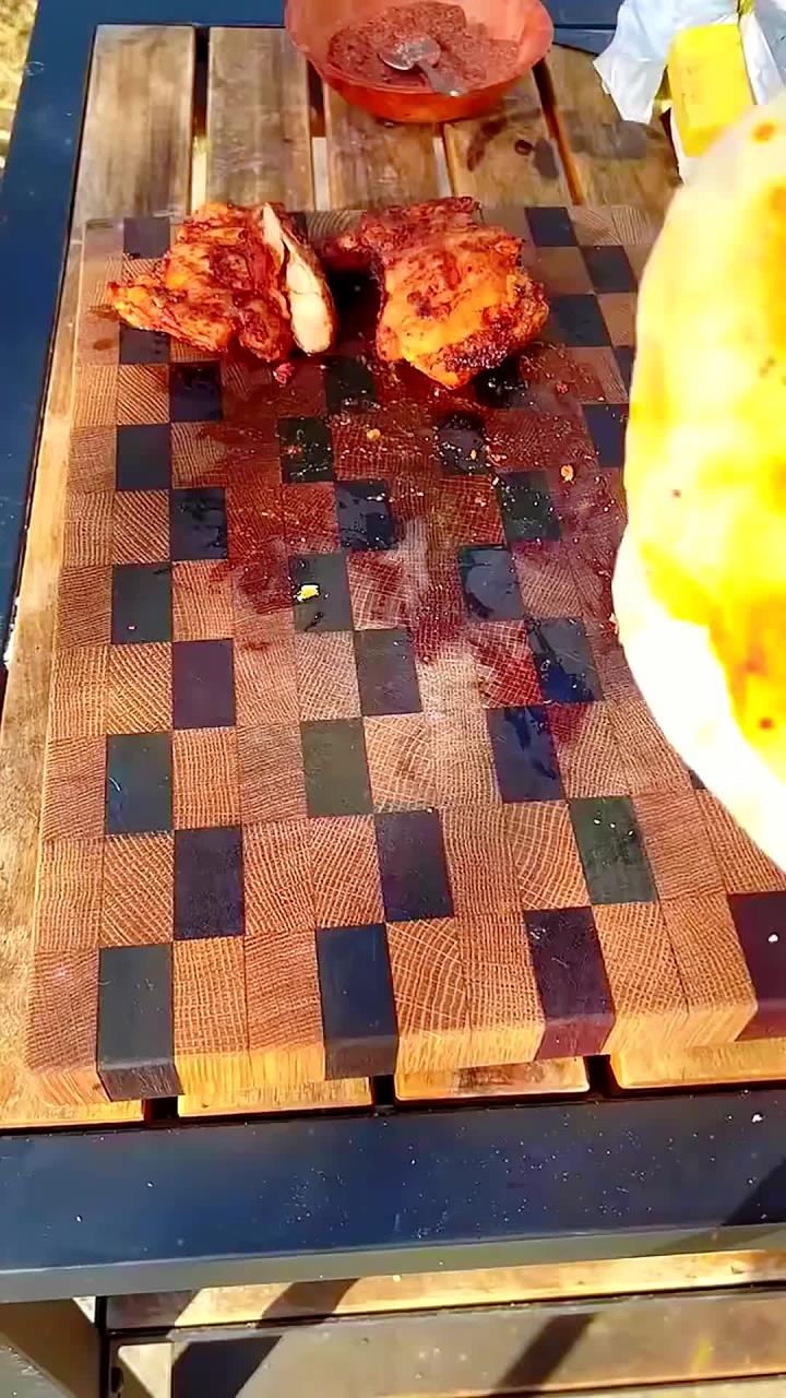土耳其烤鸡玉米饼_柔嫩鸡肉配合甜香玉米饼烤肉美食外国美食玉米饼户外烧烤野炊