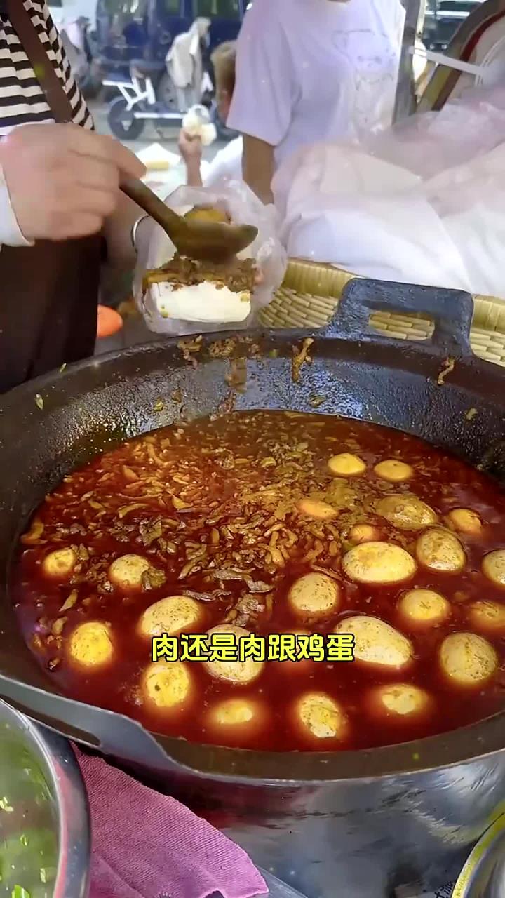 西安街头3块一个的臊子肉夹馍两个就能吃的饱饱的