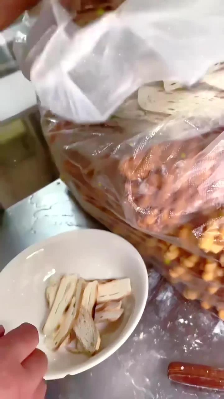 西安街头的豆花泡馍豆浆泡麻花麻麻辣辣嘎嘎好吃路边摊美味街头小吃
