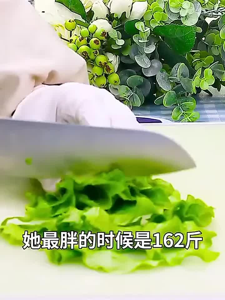 超级低卡的金枪鱼蔬菜沙拉，这么大一碗不到200卡，非常适合减脂