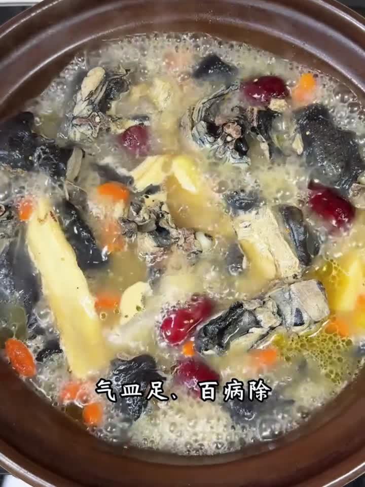 乌鸡汤养生秘籍:食疗功效全揭秘,滋补又健康!