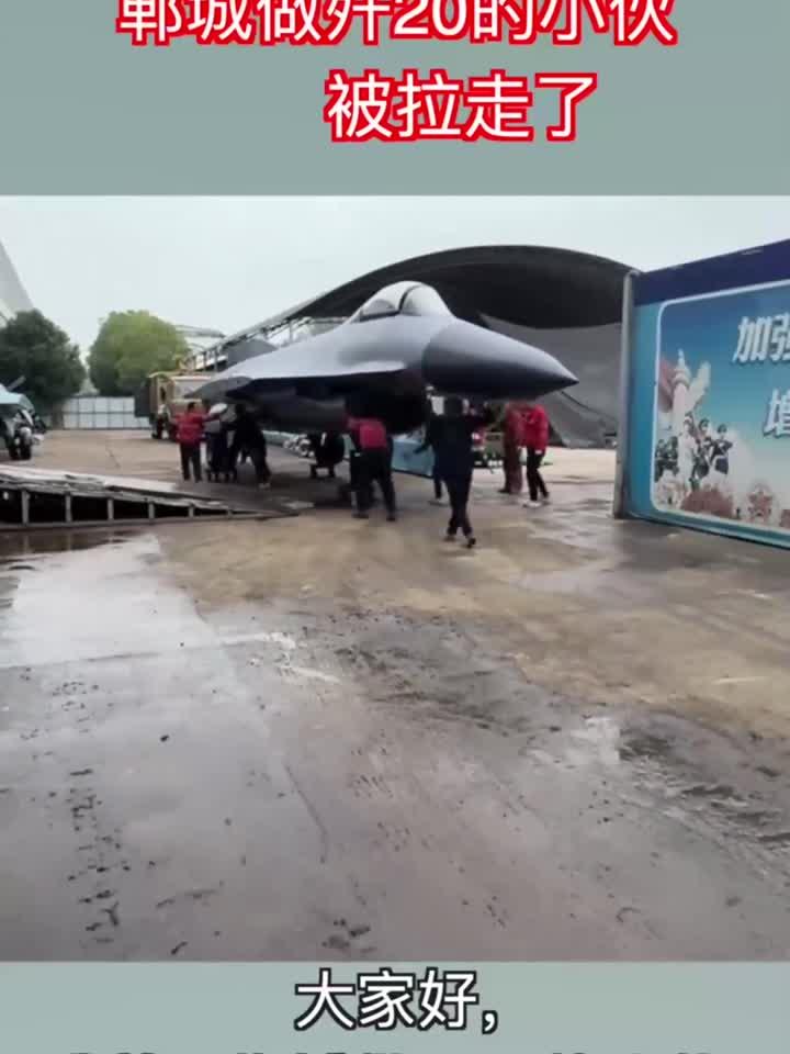 河南郸城小伙做军事模型,又做好了一个歼20,和一批升空火箭