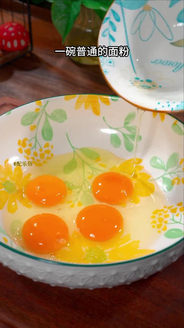 意想不到只需4个鸡蛋和一碗普通面粉,立刻就能制作出星级酒店风味的特色,这种小面包