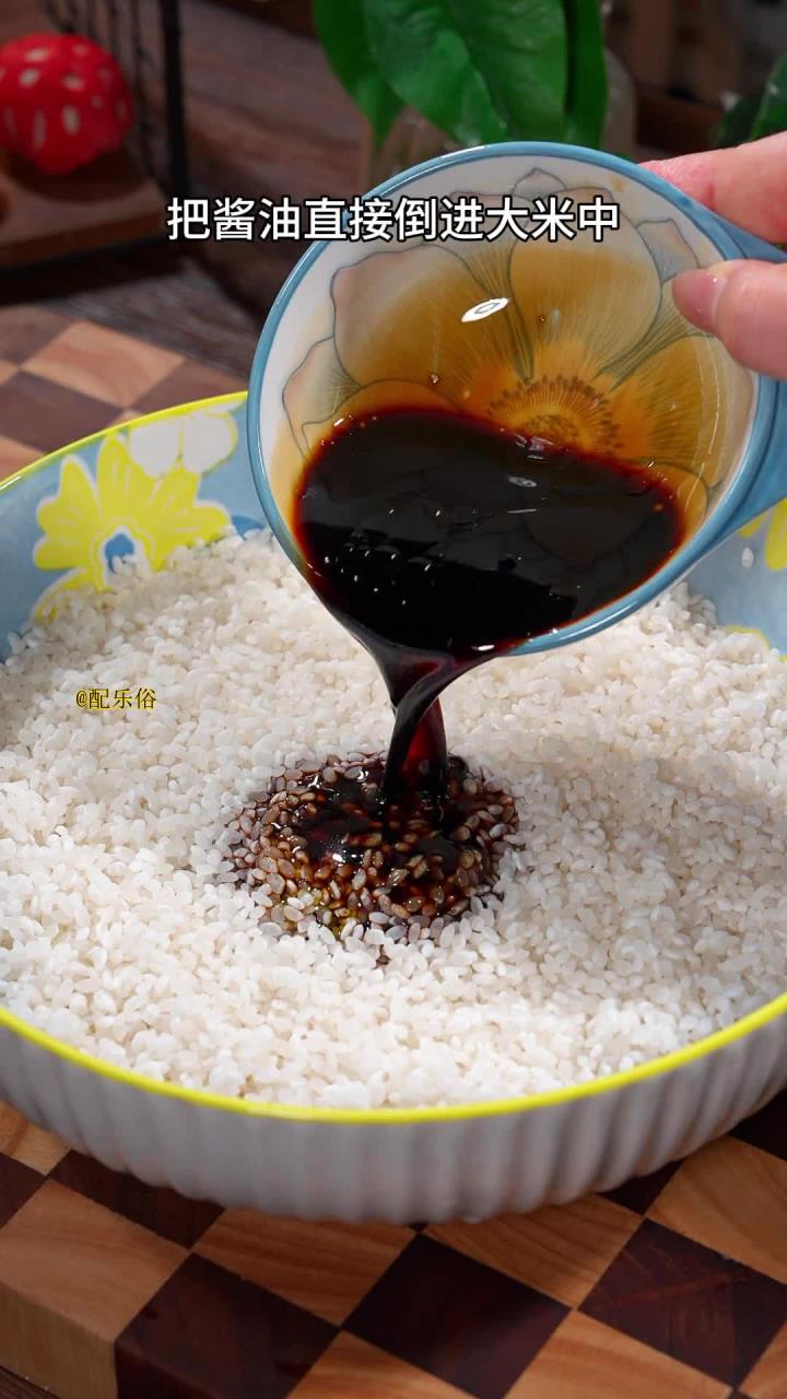 谁能想到在大米加入酱油,就能瞬间变身为一道绝佳,快看看如何制作吧程哇太香了咖喱酱