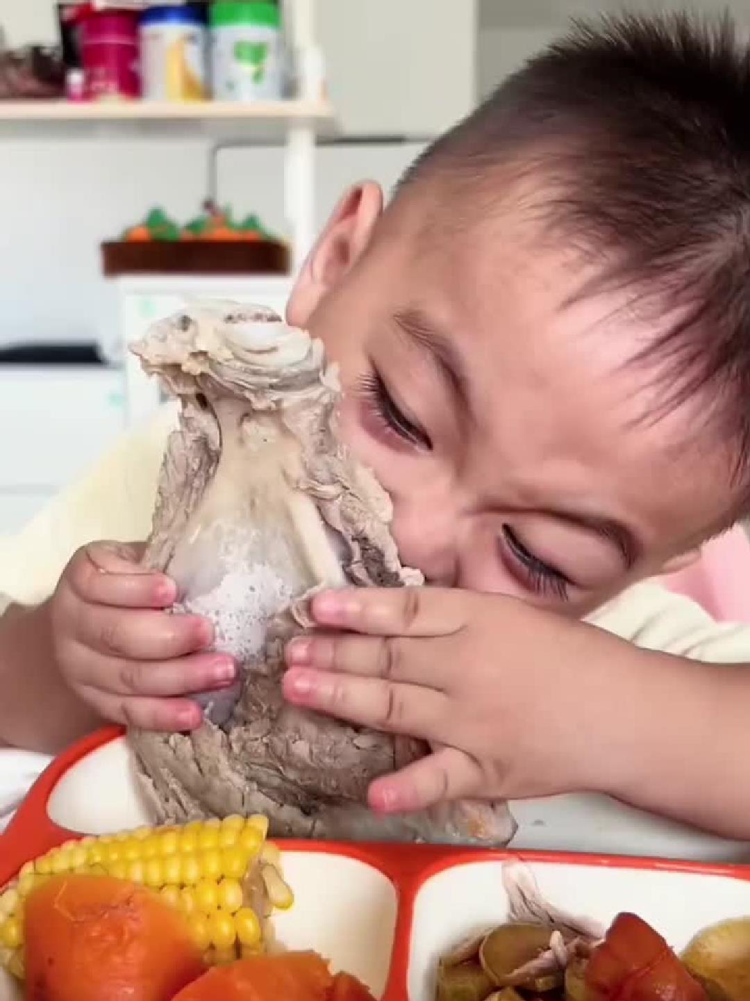 看着萌娃大口吃肉的样子 也太可爱了