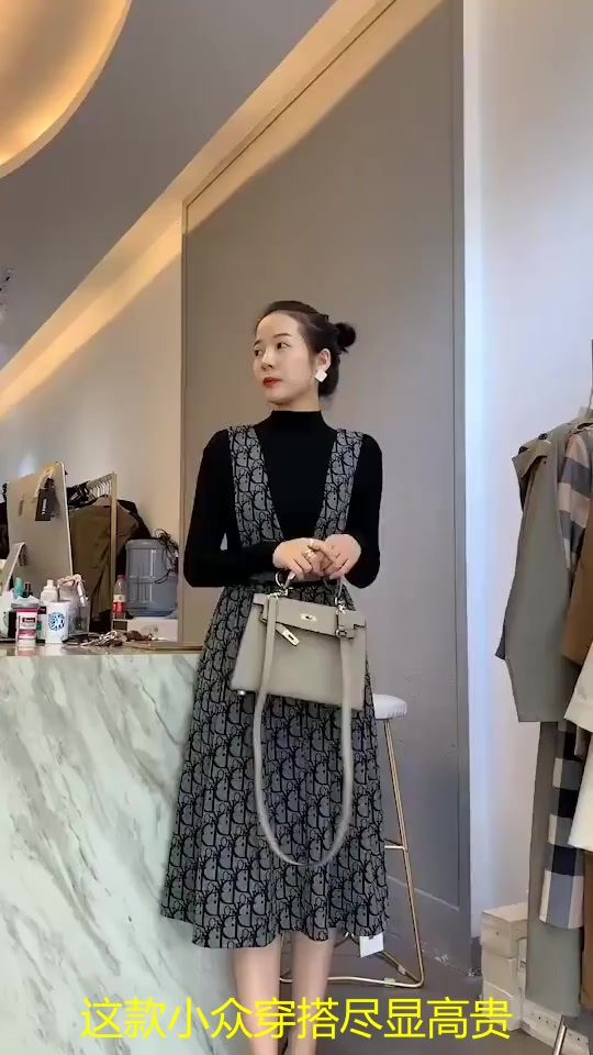 成都街头走一走，感觉自己是土狗——奶茶店顾客穿搭像广告模