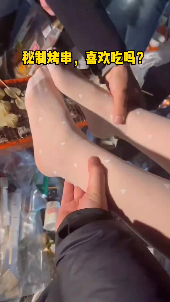 露营烧烤:兄弟约美女馋烤串