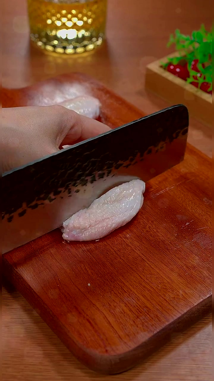 家里小朋友想吃炸鸡翅，我一直都是自己在家做，干净又放心，太香