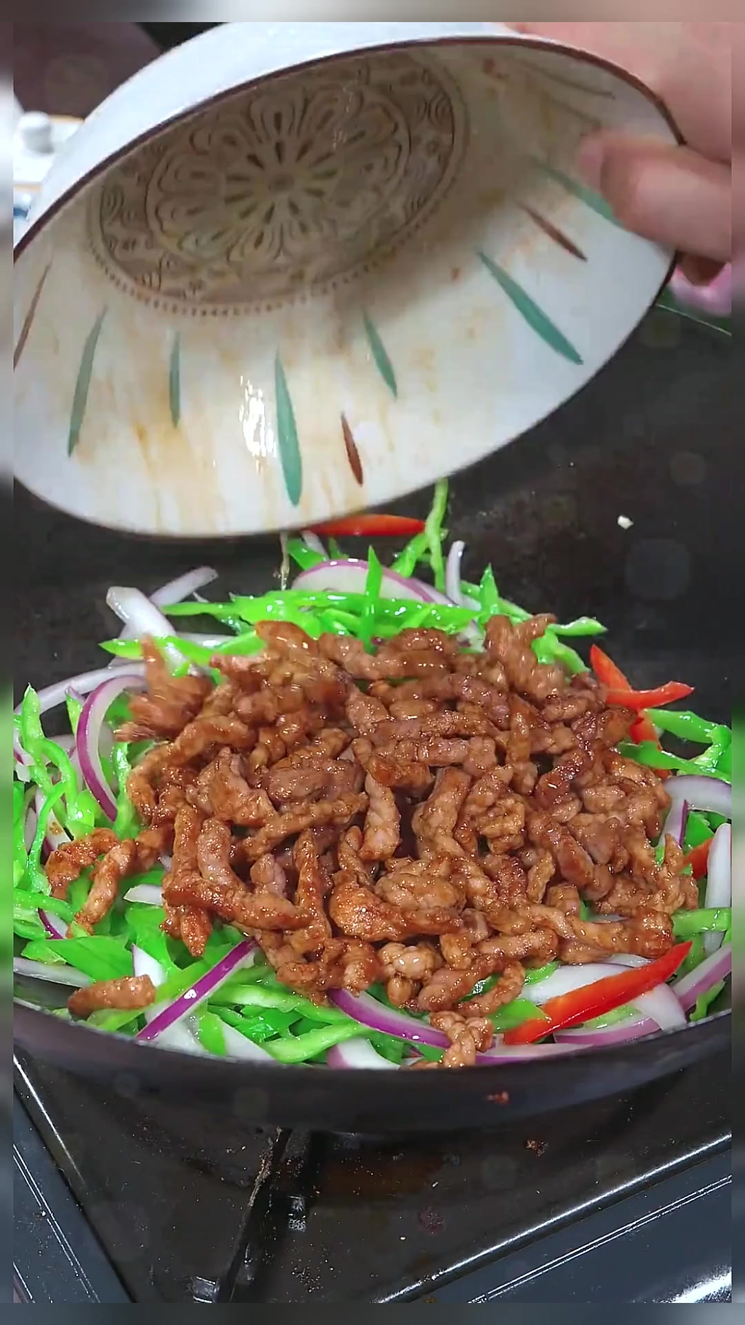 青椒洋葱炒肉丝，拌米饭吃真的太香了