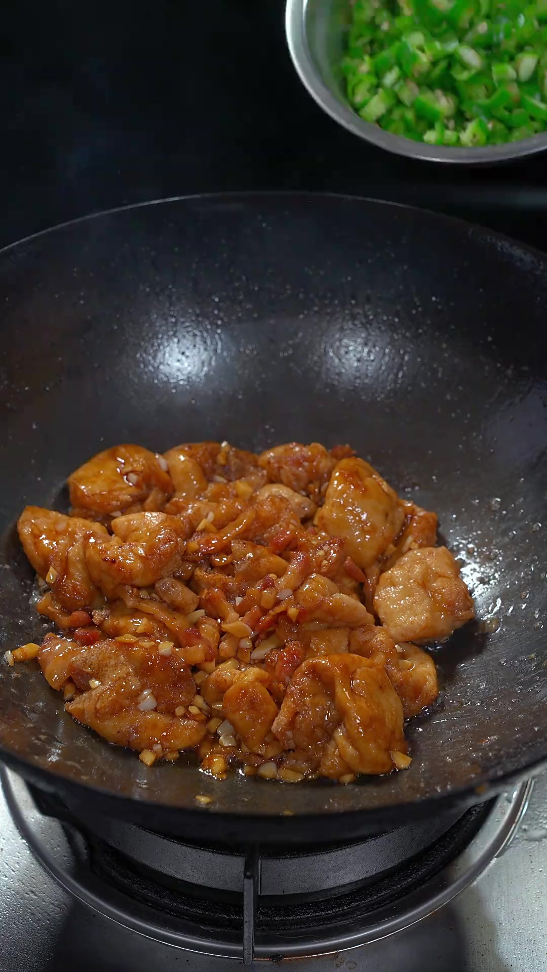 青椒炒油豆腐 姐妹们，油豆腐这样做更加好吃，又香又入味，主要