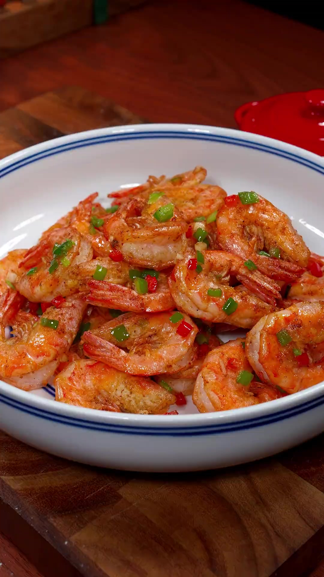 饭店里的椒盐虾孩子们超爱吃，其实自己在家就能做。个个椒香酥脆